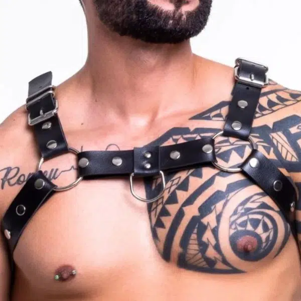 Harness BDSM Couro Sintético Arreio Fetiche Preto Acessório BDSM Ajustável Cultura BDSM Harness Couro Sintético e Metal Harness Fetiche e Dominação Acessório Harness Masculino BDSM Equipamento BDSM de Qualidade Acessório de Submissão em Couro Moda Fetiche Couro Sintético Harness com Regulador Peça BDSM para Guerreiros Modernos Arreio BDSM Tamanho Único Acessório BDSM em Poliéster e Elastano Estilo BDSM com Conforto